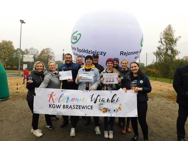 W Lututowie ustanowili rekord w najdłuższej linii z monet - do nietypowej akcji charytatywnej zaprosił Rejonowy Bank Spółdzielczy